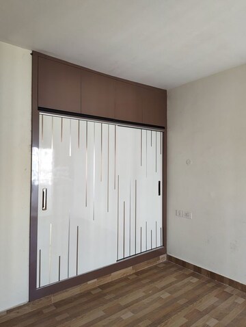 Room in 3.5 BHK Apartment at UPAVP Bhagirathi Enclave, Raebareli Road – for Rent