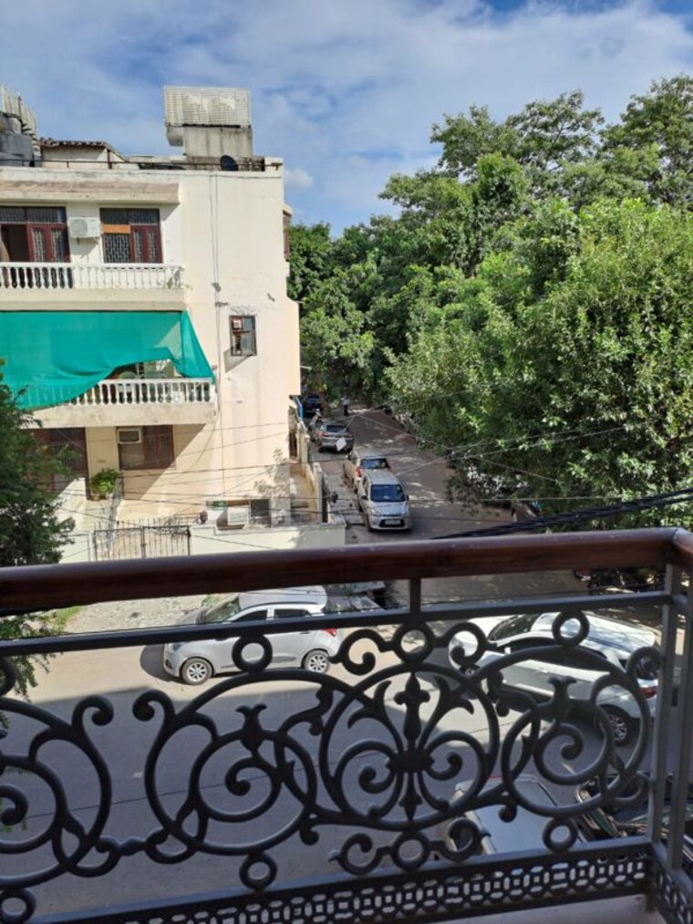 Balcony, east of kailash 3 Bedroom 1800 Sq.Ft. Builder Floor In East Of Kailash Delhi 10085063