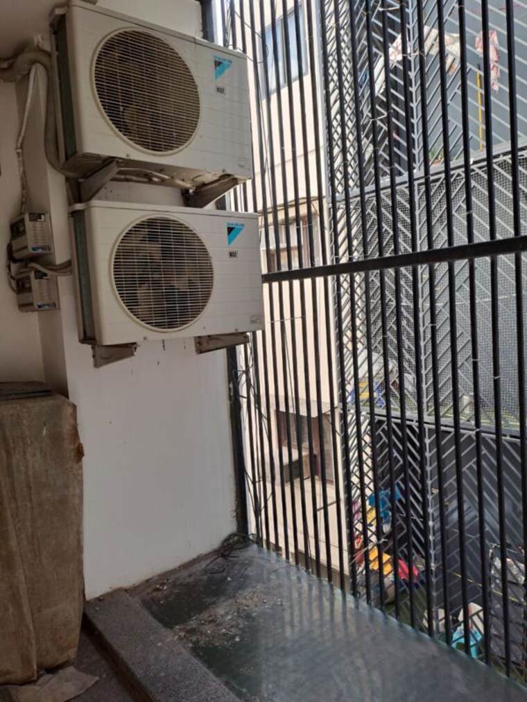 Balcony, east of kailash 3 Bedroom 1800 Sq.Ft. Builder Floor In East Of Kailash Delhi 10085063