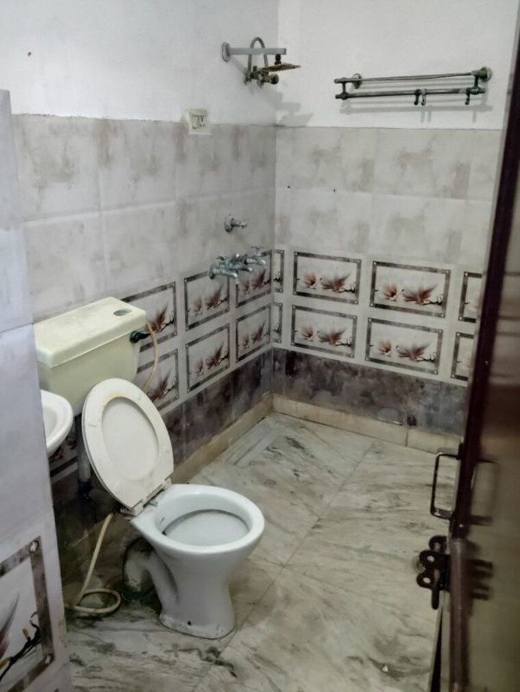 Bathroom, sector 16 3 Bedroom 2250 Sq.Ft. Builder Floor In Sector 16 Faridabad 10085124