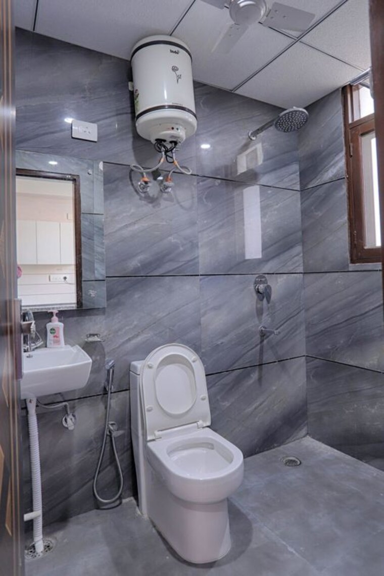 Bathroom, sector 45 Studio 600 Sq.Ft. Builder Floor In Sector 45 Gurgaon 10085380