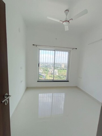 Room in 2 BHK Apartment at Runwal The Central Park, Chinchwad – for Rent