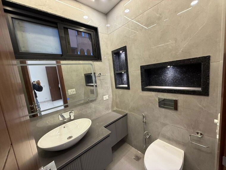 Team Area, kalkaji 3 Bedroom 200 Sq.Yd. Builder Floor In Kalkaji Delhi 10085474