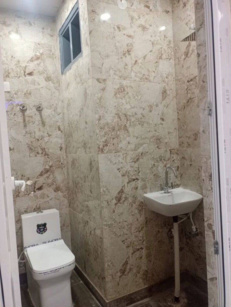 Bathroom, baba colony 3 Bedroom 1035 Sq.Ft. Builder Floor In Baba Colony Delhi 10085718
