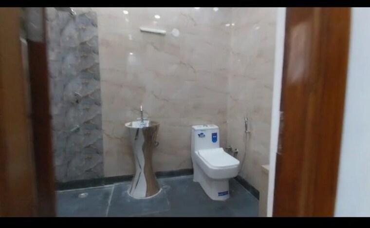 Bathroom, kalkaji 3 Bedroom 175 Sq.Yd. Builder Floor In Kalkaji Delhi 10085783