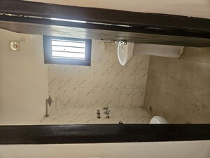 Furnished Amenities in 1.5 BHK Apartment at Sarita Vihar – for Rent