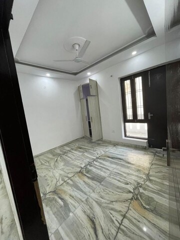 Room in 3 BHK Builder Floor at Green Fields Colony – for Rent