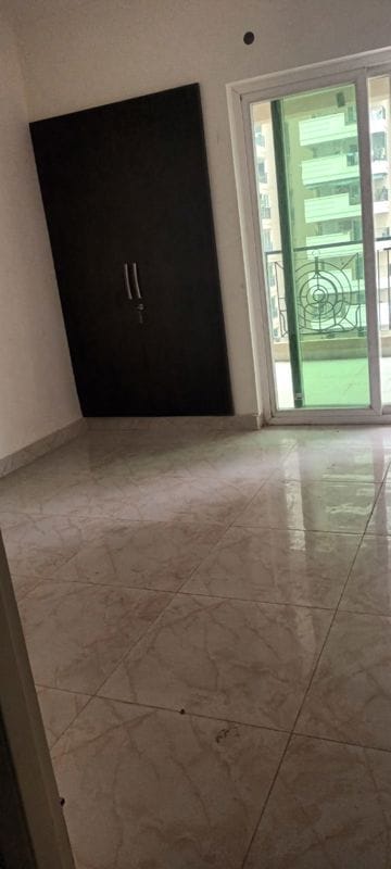 Room in 3 BHK Apartment at Gaurs Siddhartham, Siddharth Vihar – for Sale