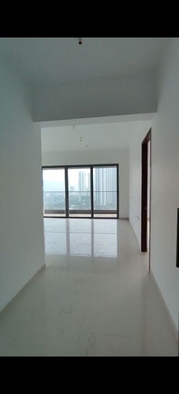 Room in 4 BHK Apartment at Kalpataru Immensa, Kolshet Road – for Rent