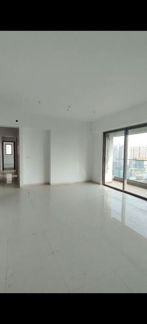 Room in 4 BHK Apartment at Kalpataru Immensa, Kolshet Road – for Rent