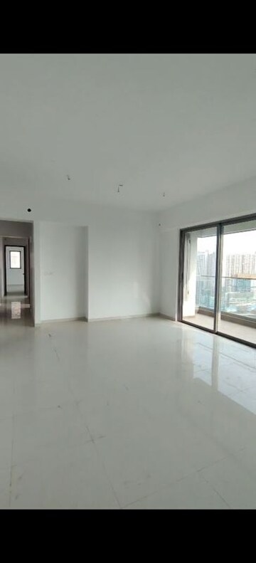 Room in 4 BHK Apartment at Kalpataru Immensa, Kolshet Road – for Rent