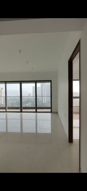 Room in 4 BHK Apartment at Kalpataru Immensa, Kolshet Road – for Rent