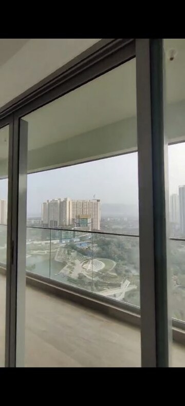 Room in 4 BHK Apartment at Kalpataru Immensa, Kolshet Road – for Rent