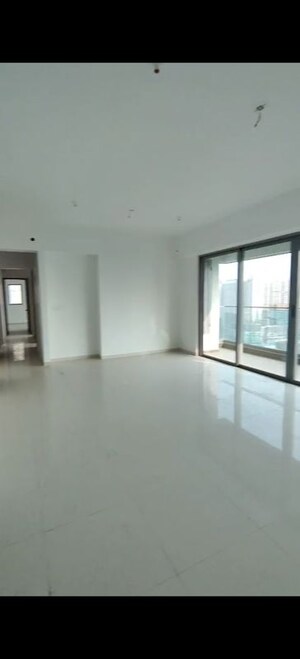 Room in 4 BHK Apartment at Kalpataru Immensa, Kolshet Road – for Rent