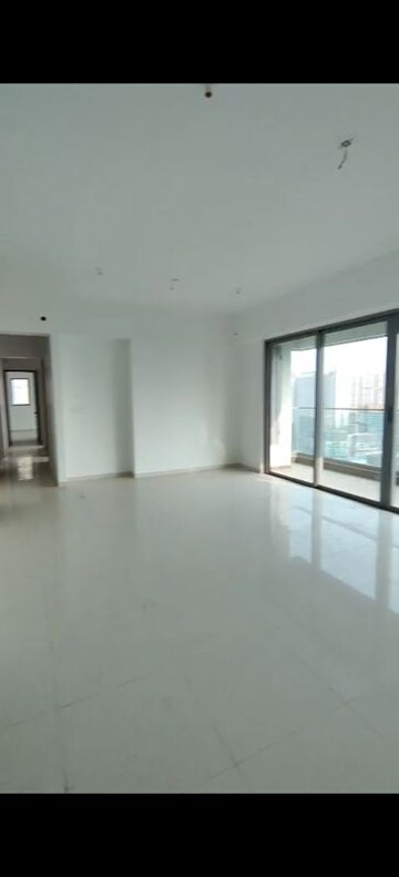 Room in 4 BHK Apartment at Kalpataru Immensa, Kolshet Road – for Rent