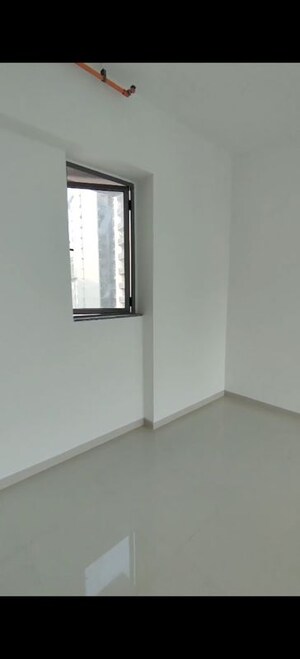 Room in 4 BHK Apartment at Kalpataru Immensa, Kolshet Road – for Rent