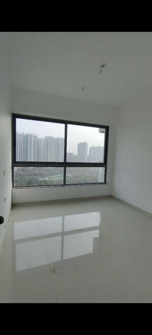 Room in 4 BHK Apartment at Kalpataru Immensa, Kolshet Road – for Rent