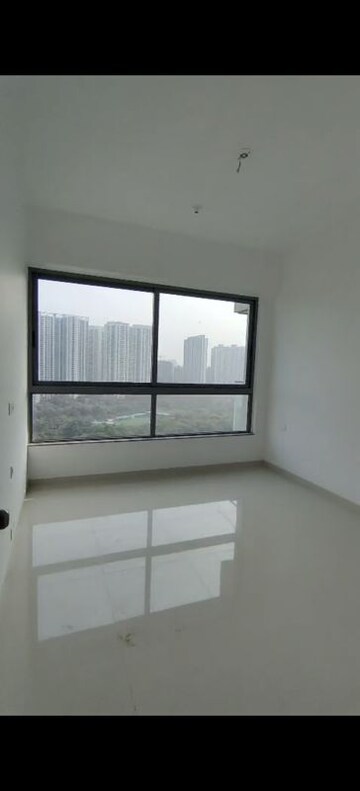 Room in 4 BHK Apartment at Kalpataru Immensa, Kolshet Road – for Rent