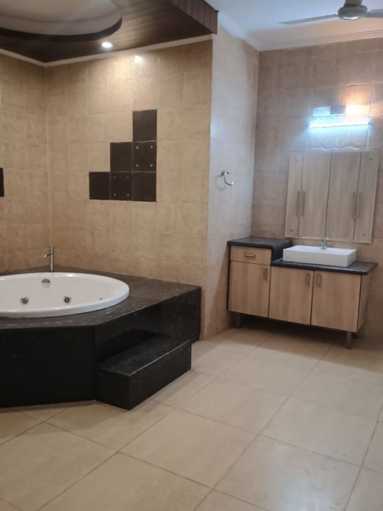 Bathroom, unitech-uniworld-resorts-the-residences 5 Bedroom 6996 Sq.Ft. Villa In Sector 33 Gurgaon 10086801