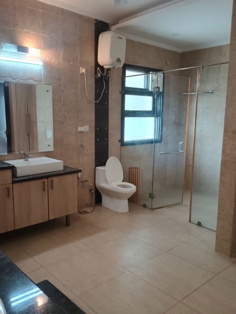 Bathroom, unitech-uniworld-resorts-the-residences 5 Bedroom 6996 Sq.Ft. Villa In Sector 33 Gurgaon 10086801