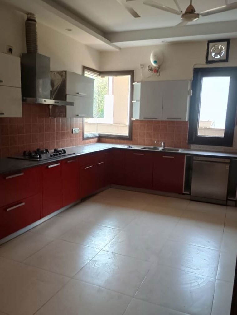 Kitchen, unitech-uniworld-resorts-the-residences 5 Bedroom 6996 Sq.Ft. Villa In Sector 33 Gurgaon 10086801