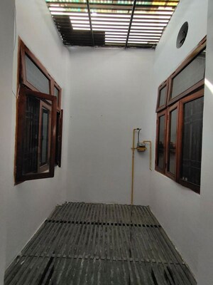 Bedroom in 2 BHK Apartment at Gomti Nagar – for Rent