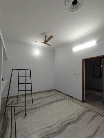 Room in 2 BHK Apartment at Gomti Nagar – for Rent