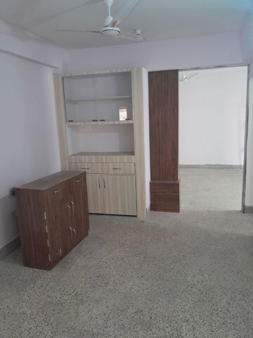 Room in 3 BHK Apartment at Kutchery Road – for Rent