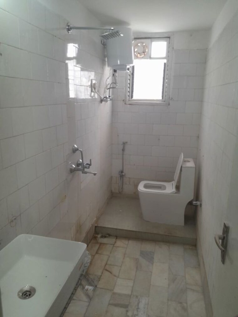 Bathroom, kutchery road 3 Bedroom 1500 Sq.Ft. Apartment In Kutchery Road Ranchi 10086858