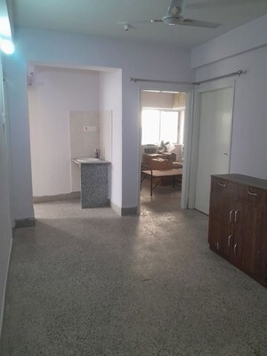 Room in 3 BHK Apartment at Kutchery Road – for Rent