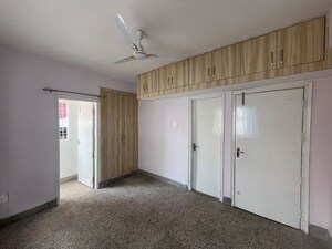 Room in 3 BHK Apartment at Kutchery Road – for Rent