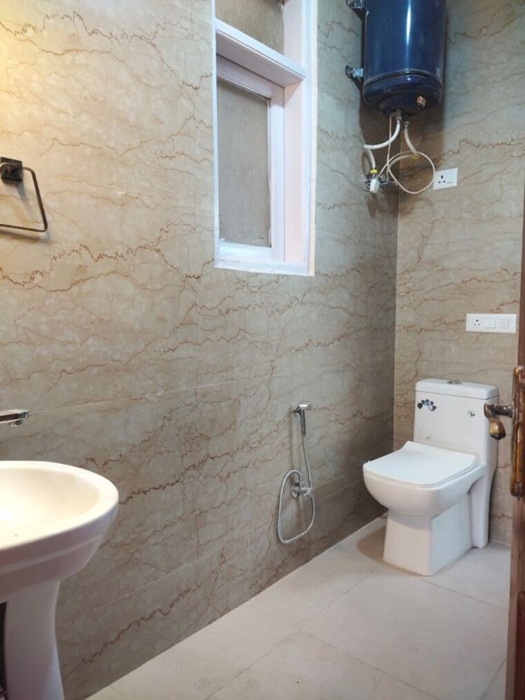 Bathroom, east of kailash 2 Bedroom 125 Sq.Yd. Builder Floor In East Of Kailash Delhi 10086904