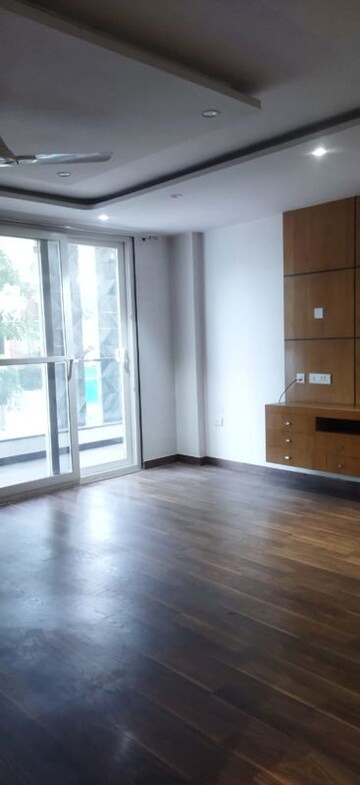 Room in 3 BHK Builder Floor at Unitech Uniworld Resorts-The Residences, Sector 33 – for Rent