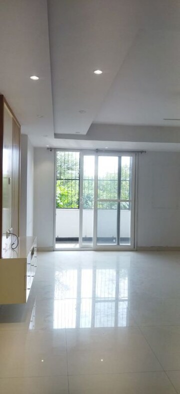 Room in 3 BHK Builder Floor at Unitech Uniworld Resorts-The Residences, Sector 33 – for Rent