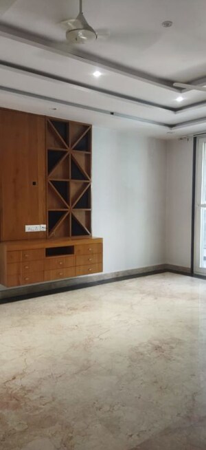 Room in 3 BHK Builder Floor at Unitech Uniworld Resorts-The Residences, Sector 33 – for Rent