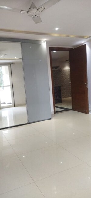 Room in 3 BHK Builder Floor at Unitech Uniworld Resorts-The Residences, Sector 33 – for Rent