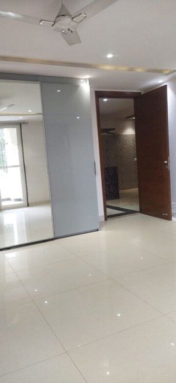 Room in 3 BHK Builder Floor at Unitech Uniworld Resorts-The Residences, Sector 33 – for Rent