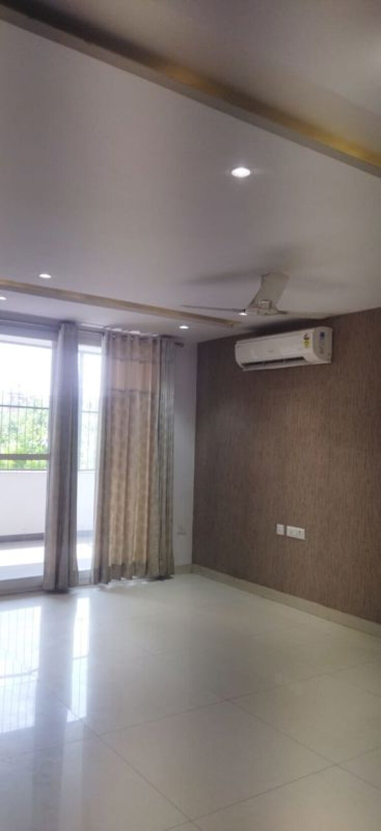 Room, unitech-uniworld-resorts-the-residences 3 Bedroom 4000 Sq.Ft. Builder Floor In Sector 33 Gurgaon 10084686