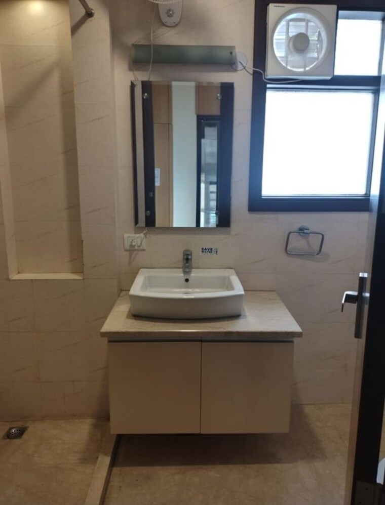 Bathroom, safdarjung enclave 3 Bedroom 1600 Sq.Ft. Builder Floor In Safdarjung Enclave Delhi 10086961