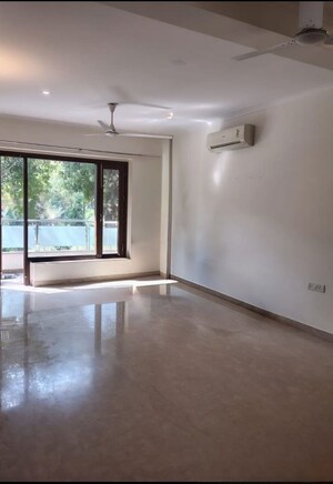 Room in 3 BHK Builder Floor at Safdarjung Enclave – for Rent