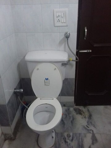 Bathroom in 1 BHK Builder Floor at Sector 44 – for Rent