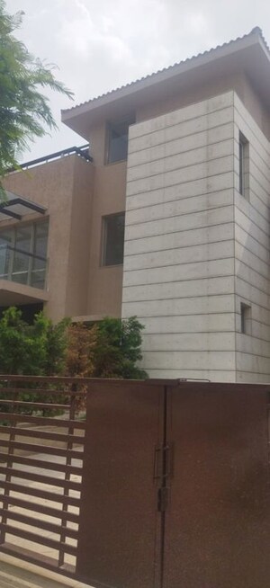 5 BHK Villa – Entrance View at Unitech Uniworld Resorts-The Residences, Sector 33 - for Sale