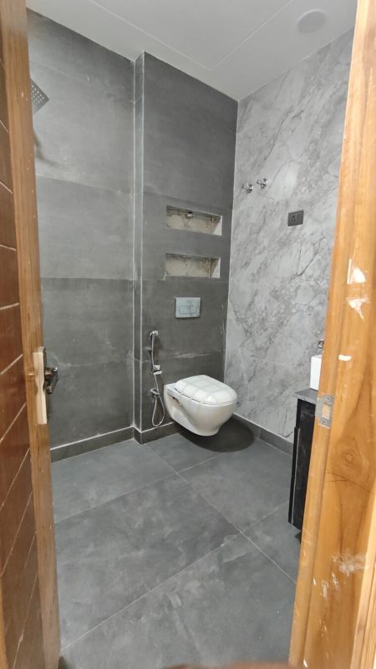 Bathroom, bptp-district-3 3 Bedroom 179 Sq.Yd. Builder Floor In Sector 85 Faridabad 10087319