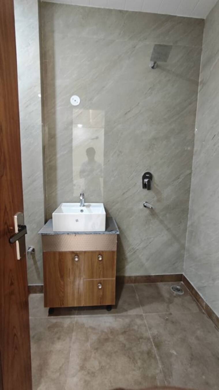 Bathroom, bptp-district-3 3 Bedroom 179 Sq.Yd. Builder Floor In Sector 85 Faridabad 10087319
