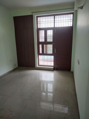 Room in 3 BHK Builder Floor at Sector 14 – for Rent