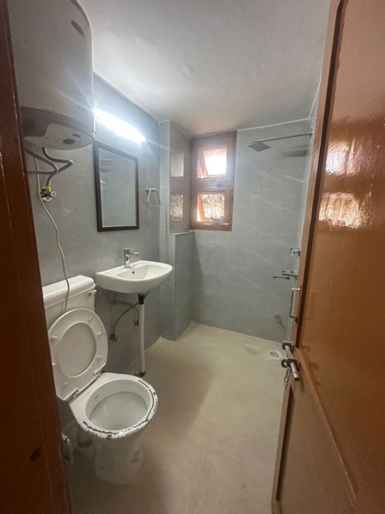 Bathroom, dwarka 3 Bedroom 1500 Sq.Ft. Apartment In Dwarka Delhi 10087387