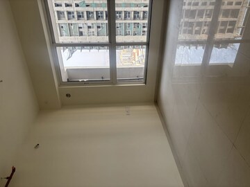 Room in 2 BHK Apartment at Sheth Avalon, Laxmi Nagar – for Rent