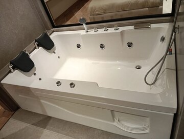 Furnished Amenities in  Showroom at Sector 28 – for Sale