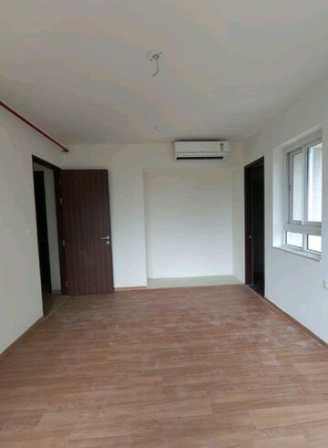 Room in 2 BHK Apartment at Indiabulls One Indiabulls, Pokhran Road No Two – for Rent