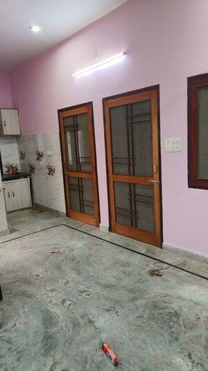 Room in 2 BHK Builder Floor at Mansarover Colony, Line Par – for Rent